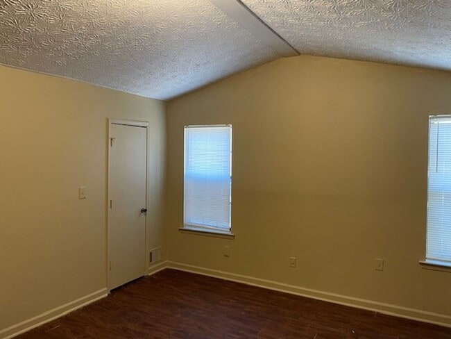 Building Photo - **ASK HOW YOU CAN MOVE IN WITH NO SECURITY DEPOSIT**333 River Brook Trl: 3BD, 2.5BA Duplex only 5...