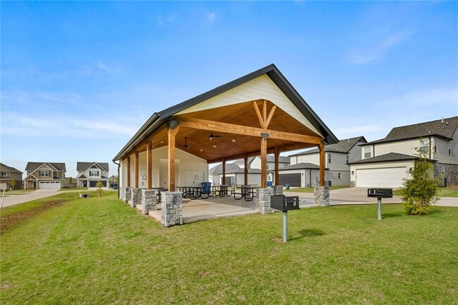 Building Photo - 2900 SW Arlington Blvd