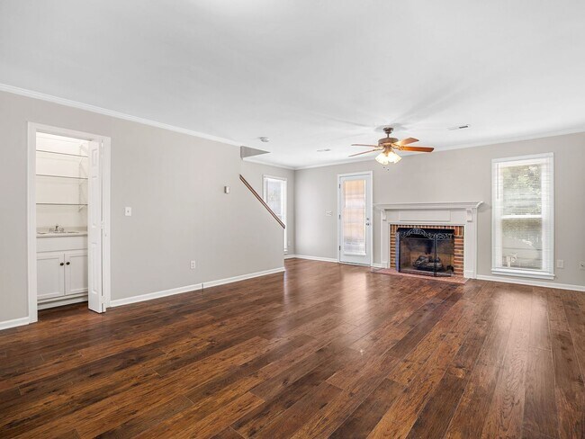 Building Photo - Cozy 3 Bedroom, 2.5 Bath Town Home with 2 ...