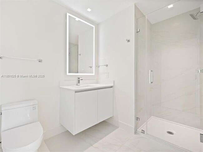 Building Photo - 700 NE 24th St