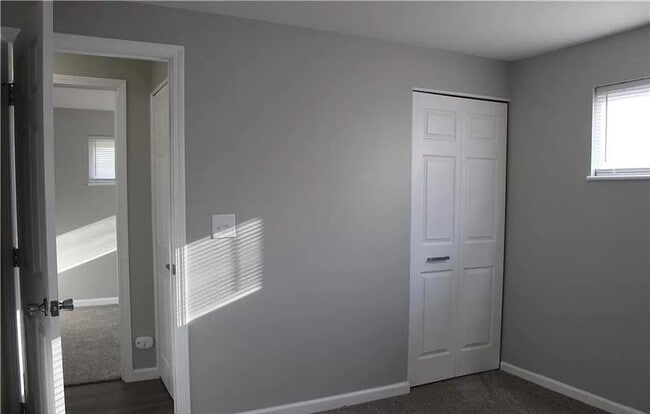 Building Photo - 3 Bedroom home with fenced in backyard and...