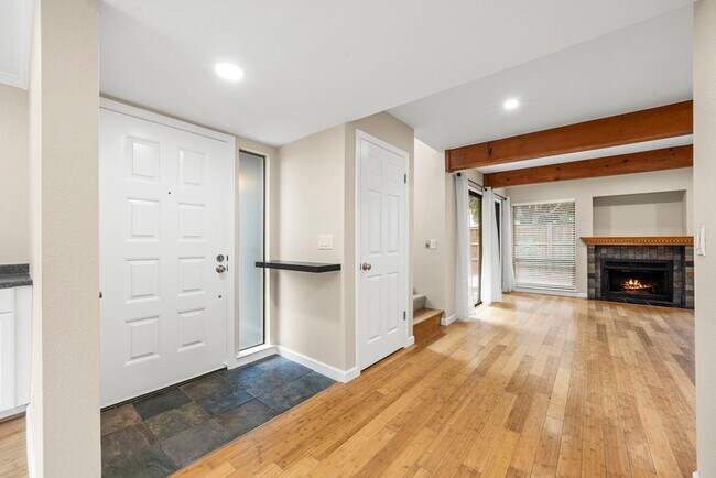 Building Photo - Beautiful 3-bedroom, 3-bathroom townhome  ...