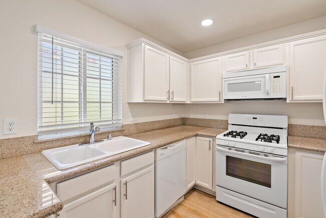 Building Photo - 2 Bedroom 1.5 Bath townhouse with private balcony and 2 car garage