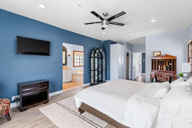 Building Photo - 546 N Indian Canyon Dr