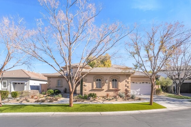 Building Photo - Queensridge Beauty - 5 bedroom on a 1/4+ acre lot