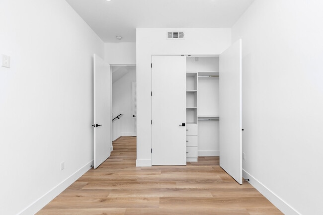 Building Photo - 603 N Harvard Blvd