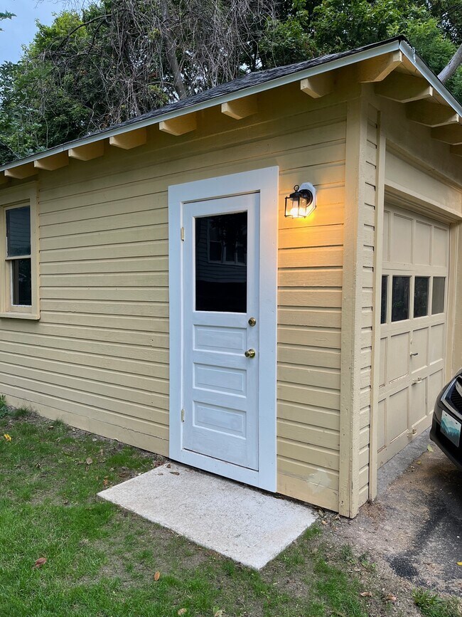 Building Photo - 256 Buckingham Ave