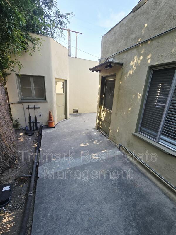 Building Photo - 526 Naranja Dr
