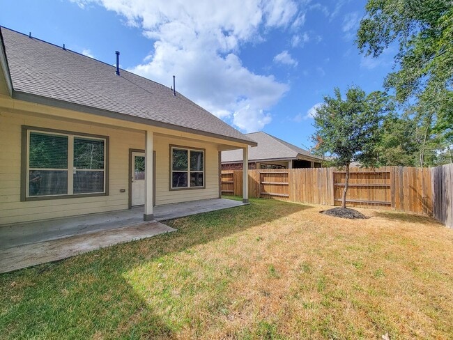 Building Photo - Very functional floor plan, has game room/home office, covered back patio on a big lot. Primary o...