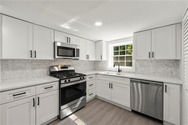 Building Photo - 5901 Ridge Dr SE