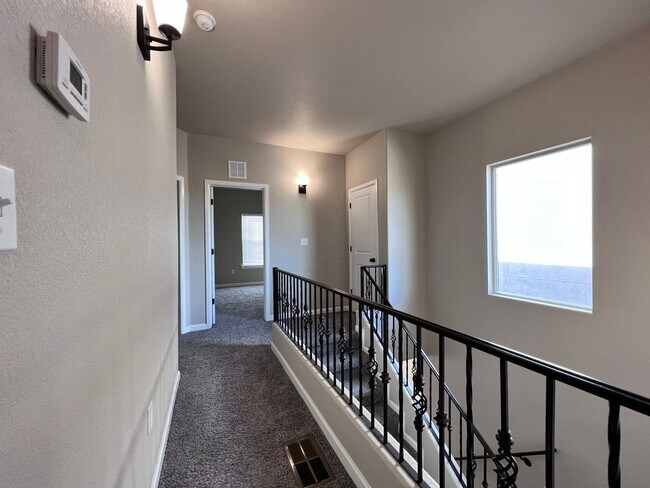 Building Photo - Upper Valley 3 Bedroom 2.5 Bath Townhome