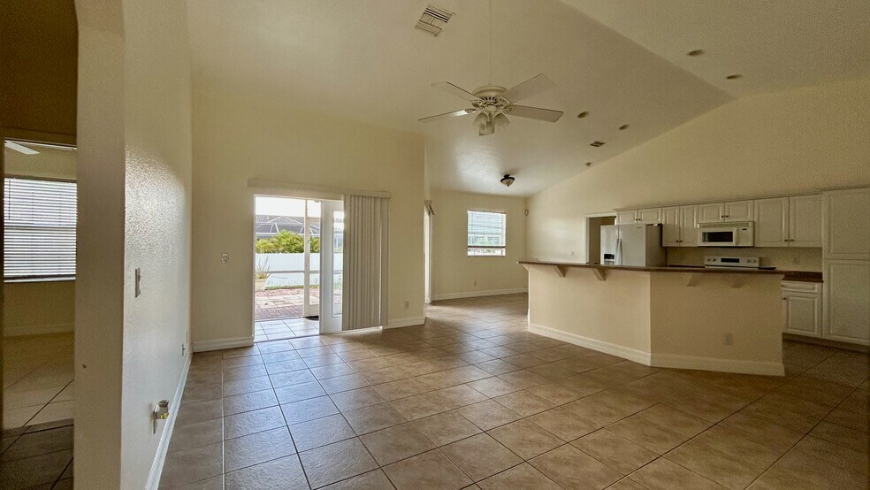 Building Photo - 2529 SW 11th Ct