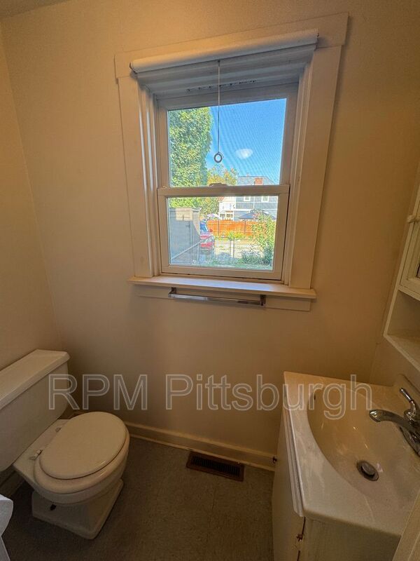 Building Photo - 120 Earl St