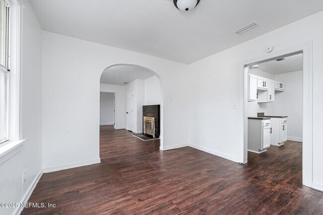 Building Photo - 366 W 67th St