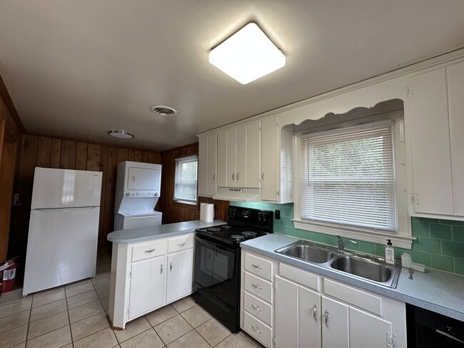 Building Photo - Charming Cottage