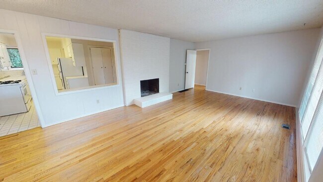 Building Photo - Lake Oswego/ Palisades - 3bd/2bth Hardwoods, Finished Daylight Basement with Bonus Rooms, Pet Fri...