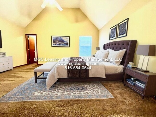 Building Photo - Charming Raymore Retreat with Extra Storag...