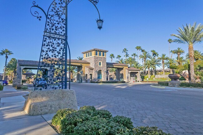 Building Photo - Luxury Living in Henderson's Tuscany: Spacious 4 Bedroom Home with Expansive Yard & More!