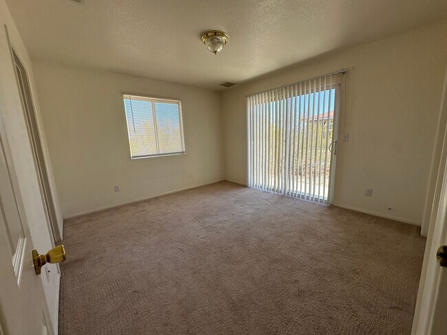 Building Photo - 2 bedroom/2Bathroom home