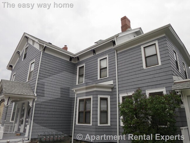 Building Photo - 564 Putnam Ave