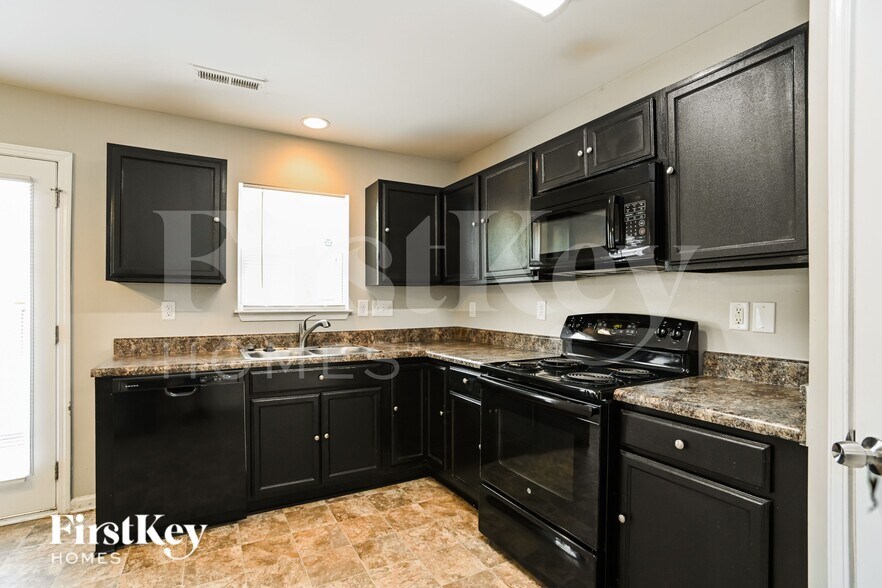 Building Photo - 9017 Sharpes Cir