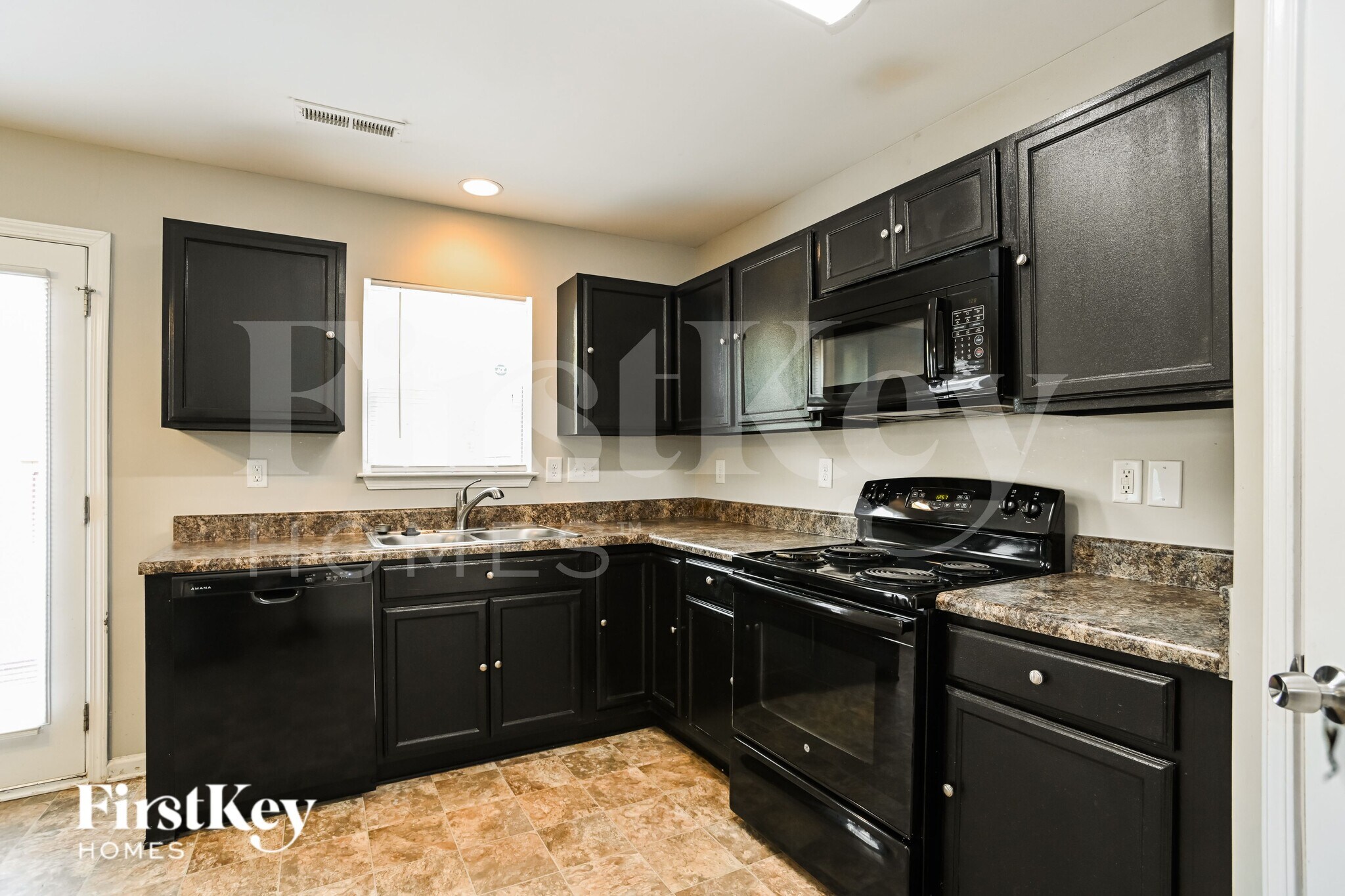 Building Photo - 9017 Sharpes Cir