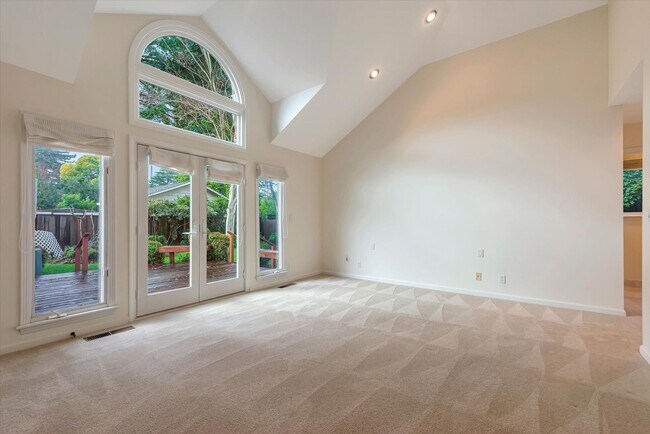 Building Photo - 954 Russell Ave