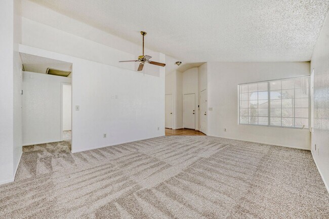 Building Photo - Newly painted and new carpet!