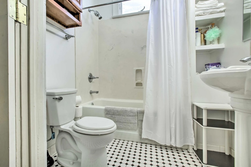 Bathroom - 2118 Milan St