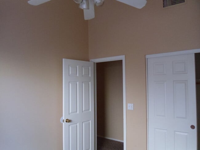 Building Photo - 3 bed 2 bath single level house in core Ch...