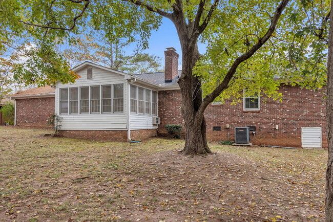 Building Photo - Charming 3-Bedroom Ranch in Eastside Green...