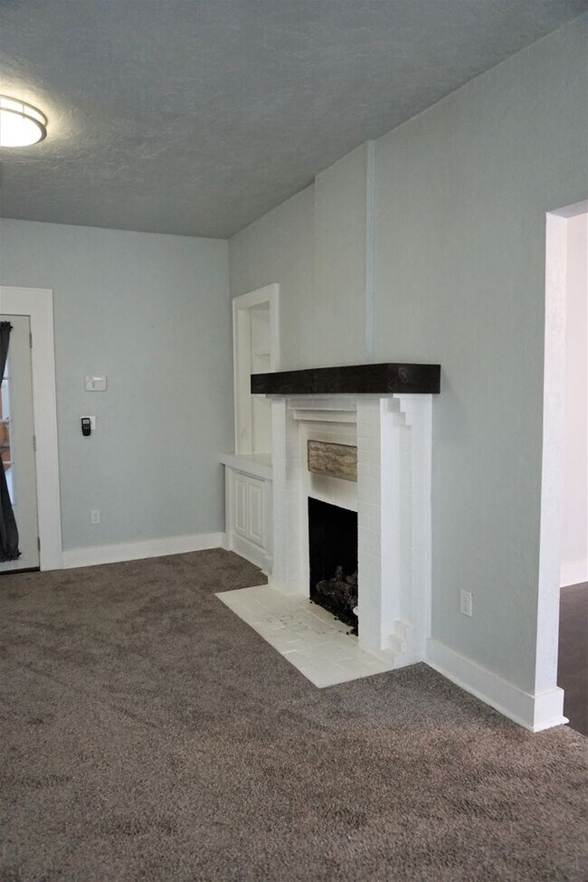 Building Photo - 2 BED 1 BATH DUPLEX MESTA PARK