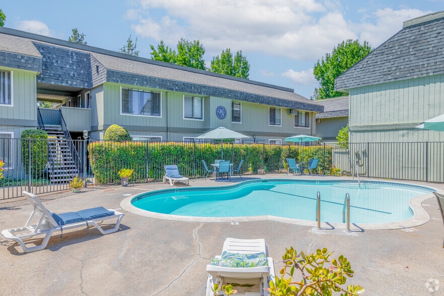 Pool - Wimbledon Square Apartments