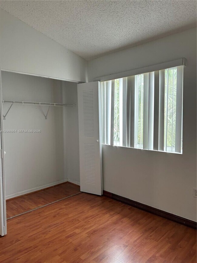 Building Photo - 6245 SW Kendale Lakes Cir