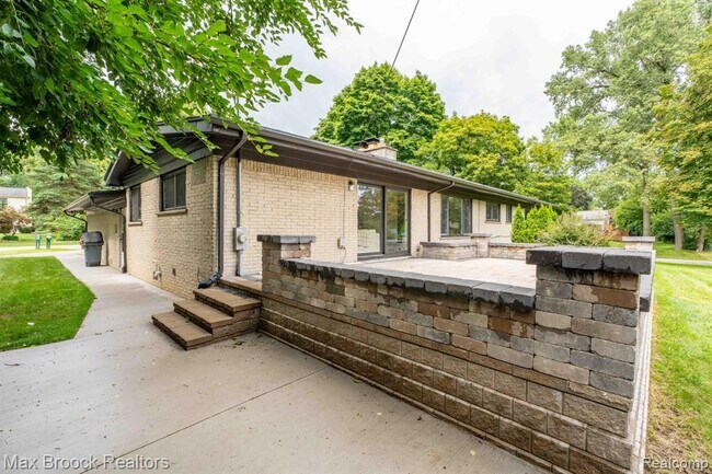 Building Photo - 7011 White Pine Dr