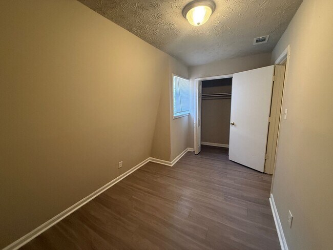 Building Photo - 255/257 Rustwood Dr