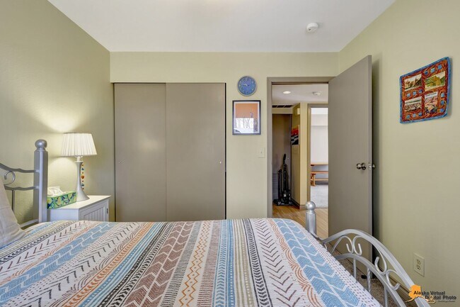 Building Photo - South Anchorage 2 bed/2 bath Condo with Garage and In Unit Laundry