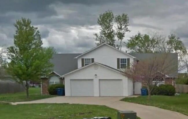 Building Photo - 202 S Woods Ct