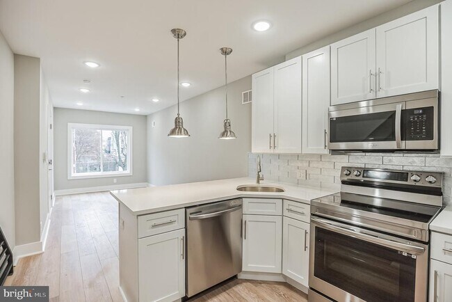 Building Photo - 2216 Emerald St