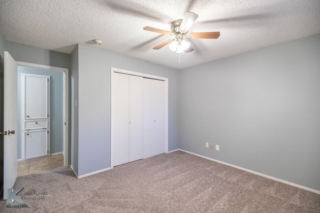 Building Photo - Cul-de-Sac 3/2/2; NEW INTERIOR PAINT DEC 2025; NEW CARPET DEC 2025!