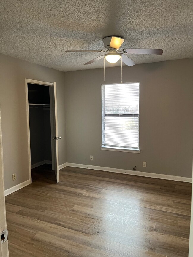 Building Photo - 2 Bedrooms 1 1/2 Baths Townhouse Minutes To Downtown Nashville, Tn ONE MONTH OF FREE RENT!