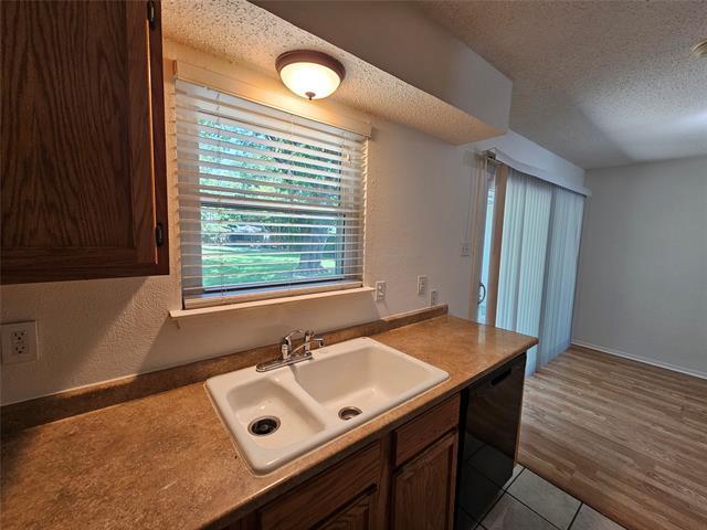 Building Photo - 10377 Country Club Dr