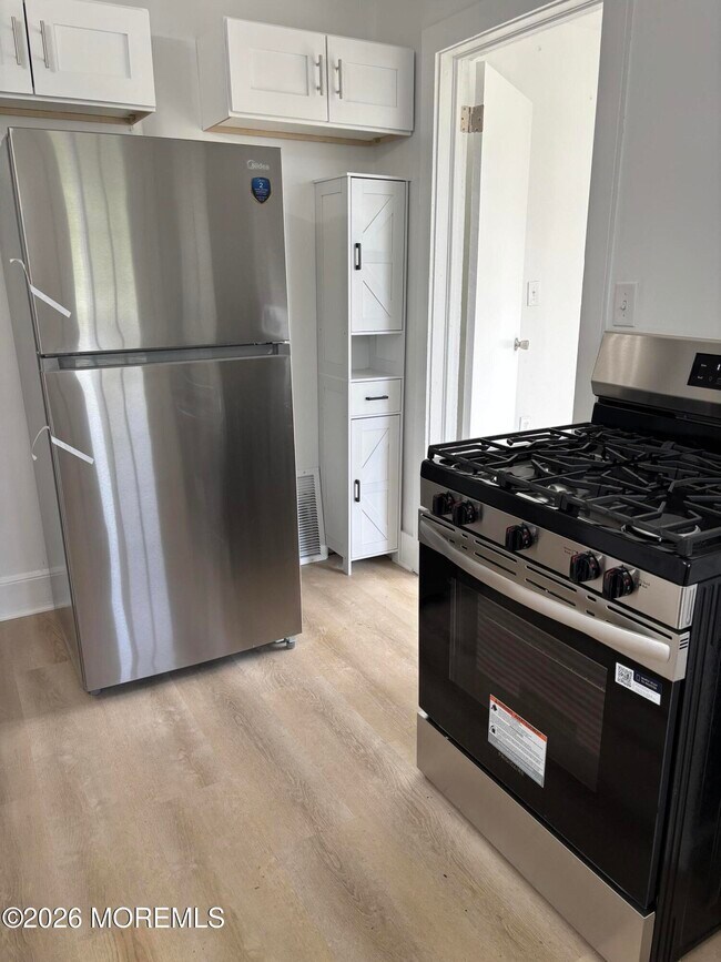 Building Photo - 68 Maple Ave