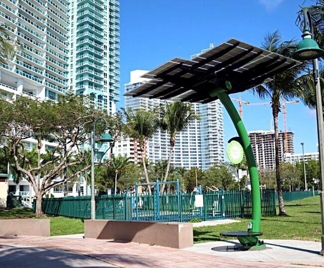 Building Photo - 2000 N Bayshore Dr