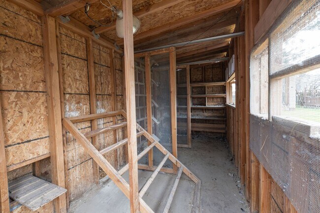 Building Photo - 4 BED 2 BATH HOME WITH BONUS ROOM IN IDAHO...