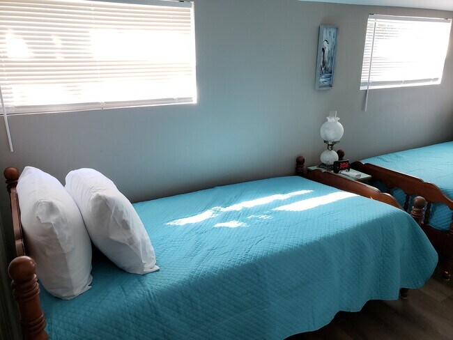 2nd bedroom has 2 single beds - 3050 York St S