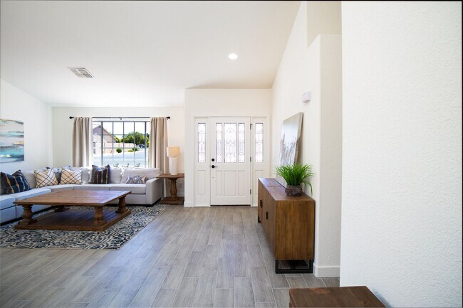 Building Photo - Beautiful updated 4 bedroom plus, 2 bath home in Chandler