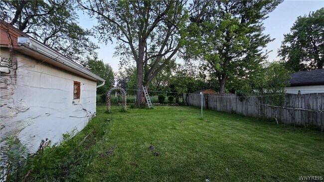 Building Photo - 419 Cherokee Dr