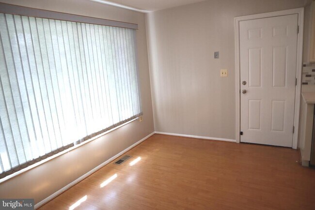 Building Photo - 910 Allan Rd