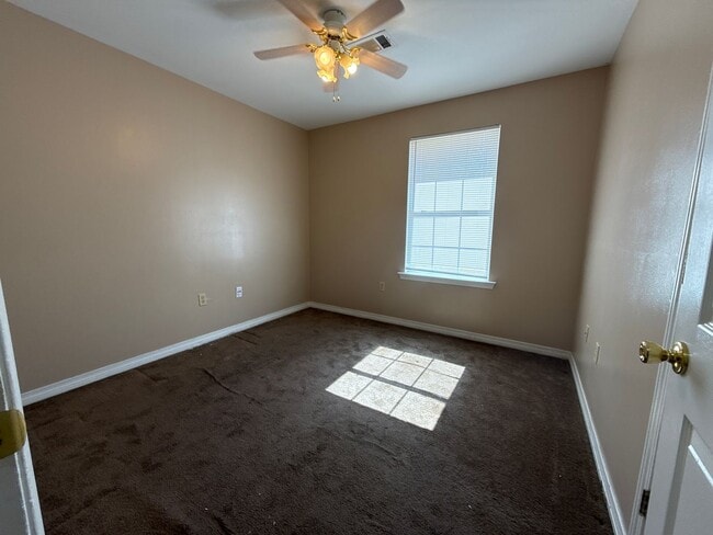 Building Photo - Warm and inviting single-story home, perfect for comfortable living.